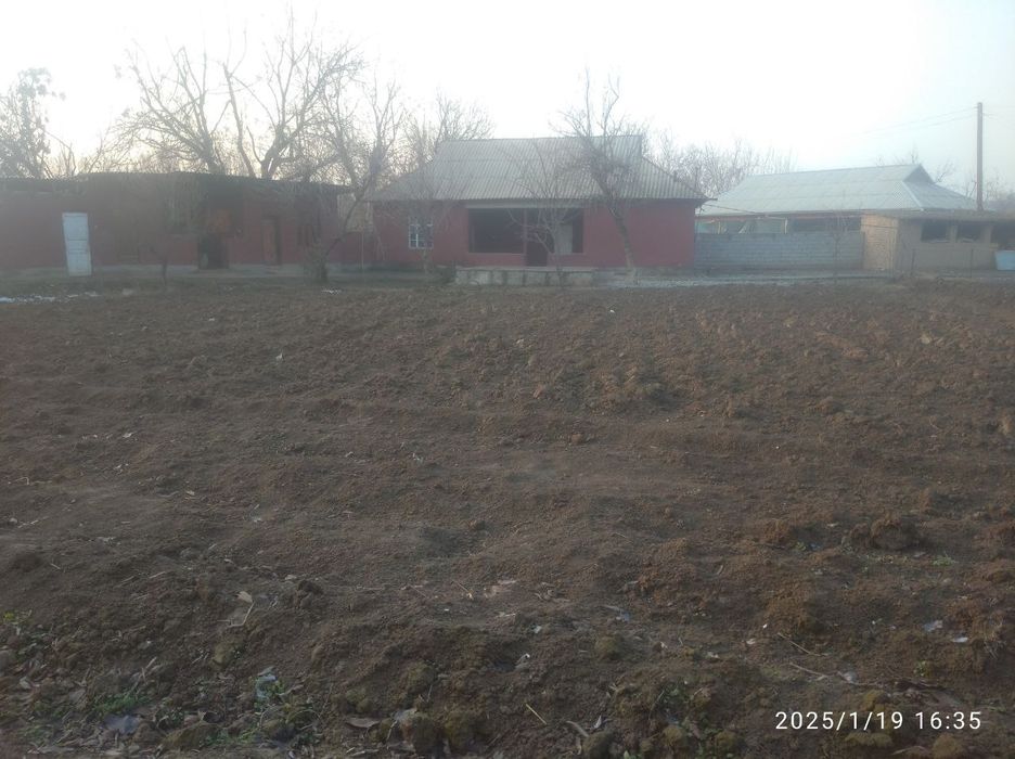 SUROSHNIY uy sotiladi gaz suv svet bor xama sharoyiti bor