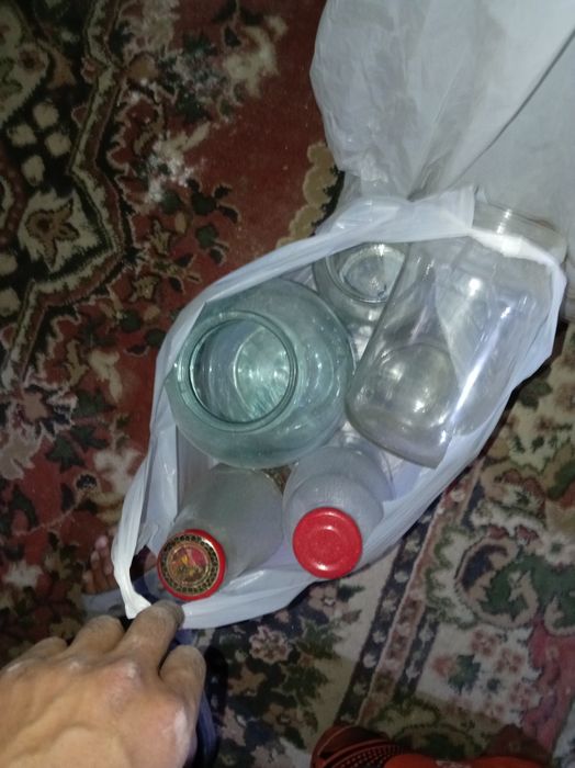 Стеклянные банки.
