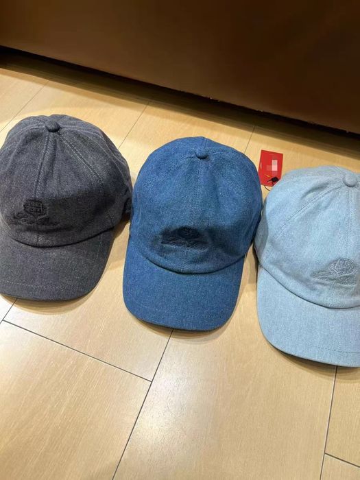 Sapca Loro Piana  material raiat sau  in  sau poliester sau blugi