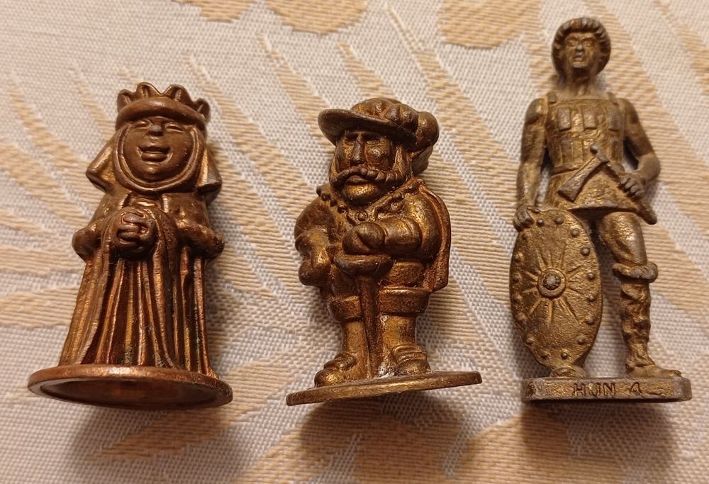 Lot Kinder vechi 51 figurine 3 soldati 5 masinute Eroi Pijamale Batman