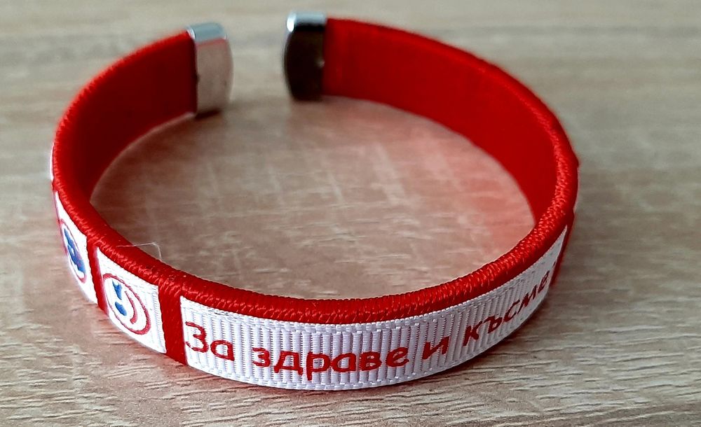 Мек пуловер и нова плътна тениска с якичка  и две гривни  със зодия и