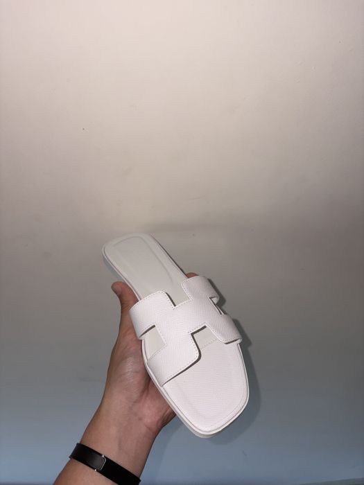 Papuci hermes.