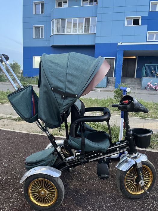 Детский трёхколёсный велосипед-коляска в отличном состоянии