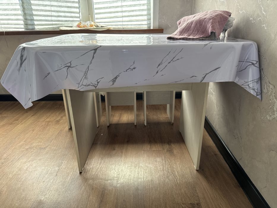 Кухонный стол и стулья