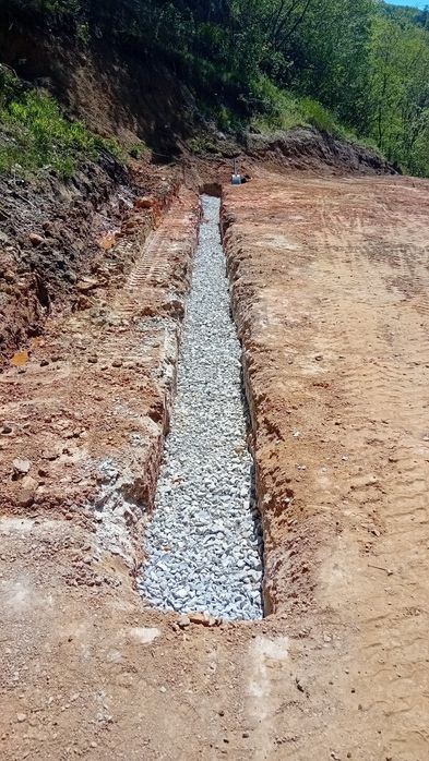 Execut lucrări cu miniexcavatoru