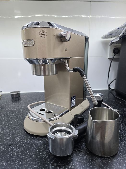 Кофеварка DeLonghi Dedica Arte 885