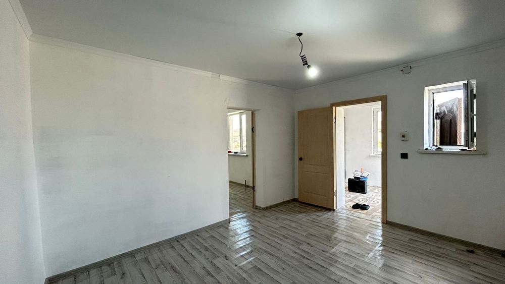 Срочно!Байтерек 1    3 бөлмелі времянка сатылады.