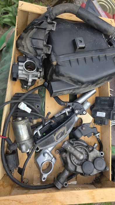 Vând piese yamaha yzf r125 gen1