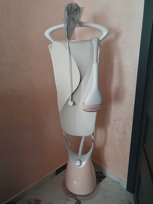 Aparat de calcat vertical cu abur Philips ComfortTuch