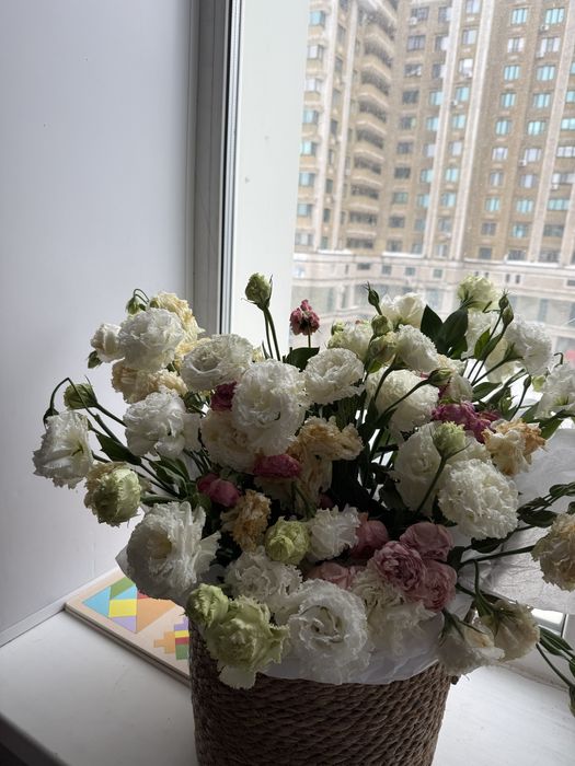 Цветы шикарные в корзине