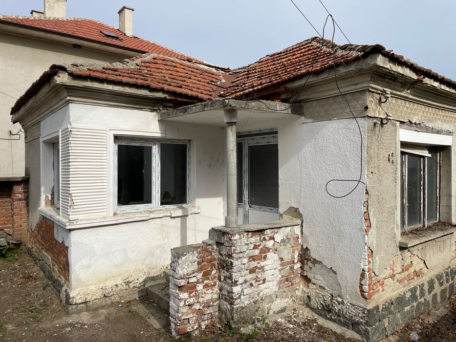 Къща с дворно място в Карнобат ТОП ЦЕНА