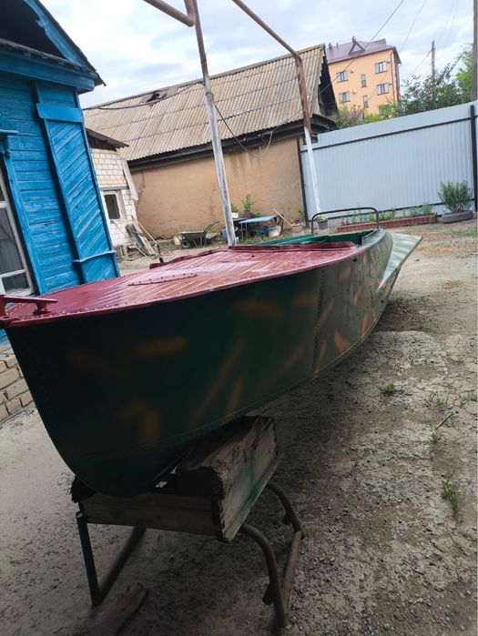 Лодка казанка с буями.
