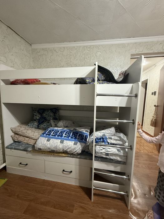 Двухьярусную детскую кровать с матрасами