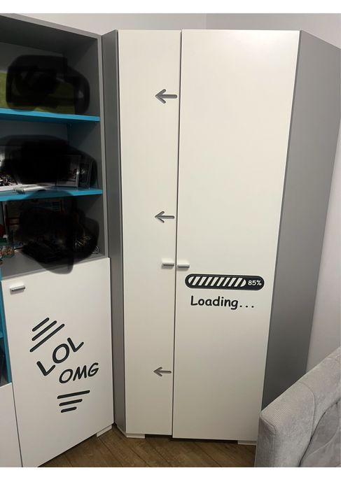 Ъглов гардероб с етажерка