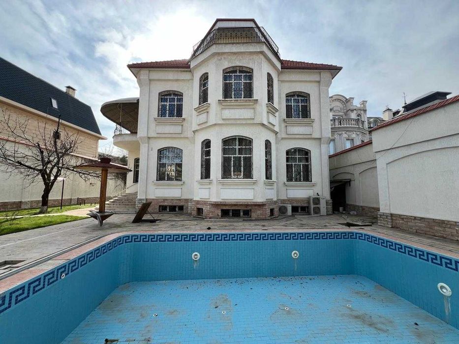 Продается просторный дом с бассейном, ориентир МВД Р.Уз.