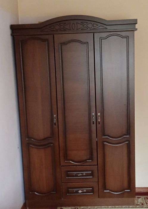 Односпальная мебель: кровать и шкаф