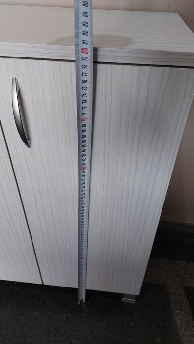 Бял шкаф с две вратички