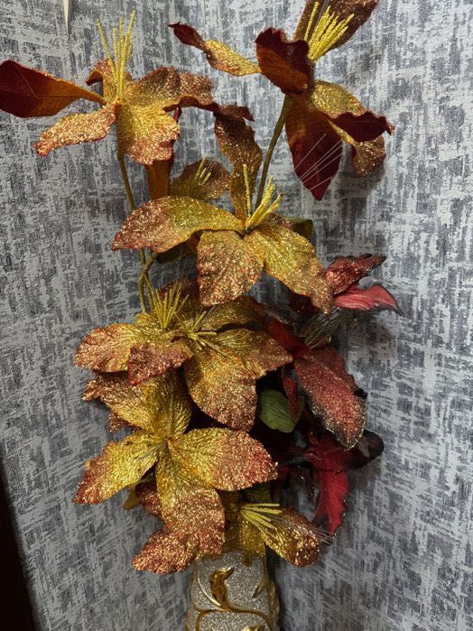 Ваза с искусственными цветами