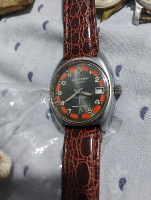 Vând ceasuri ,monede