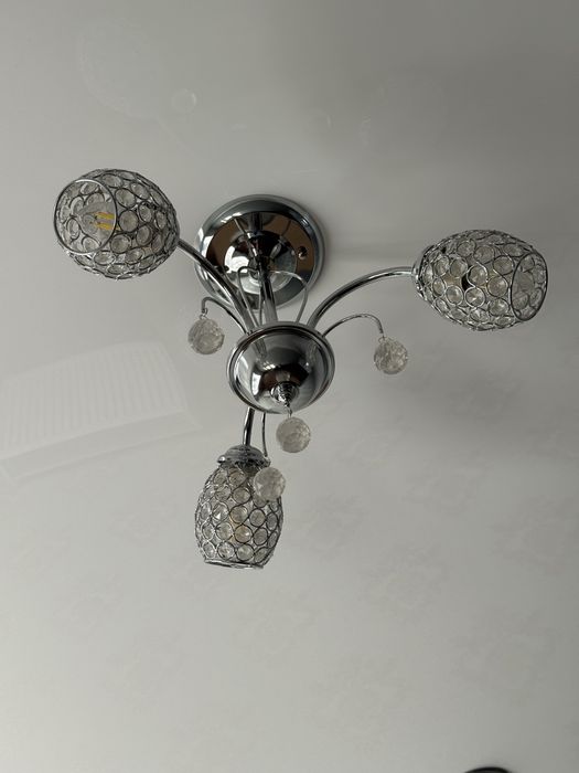 Продам люстру трехрожковую