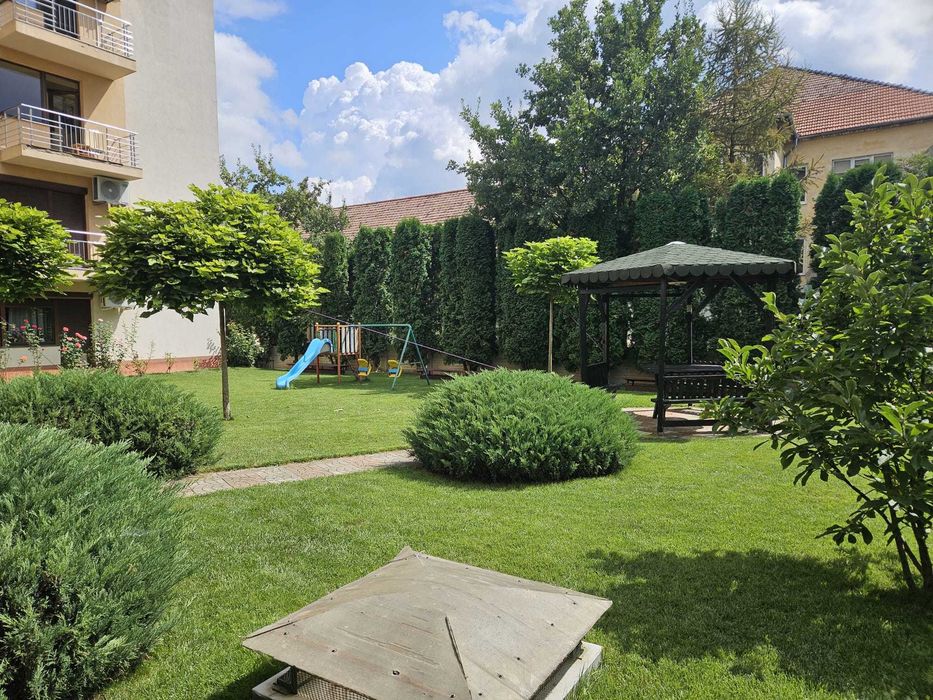 închiriez apartament 3 camere, ultracentral str. Zimbrului nr. 7