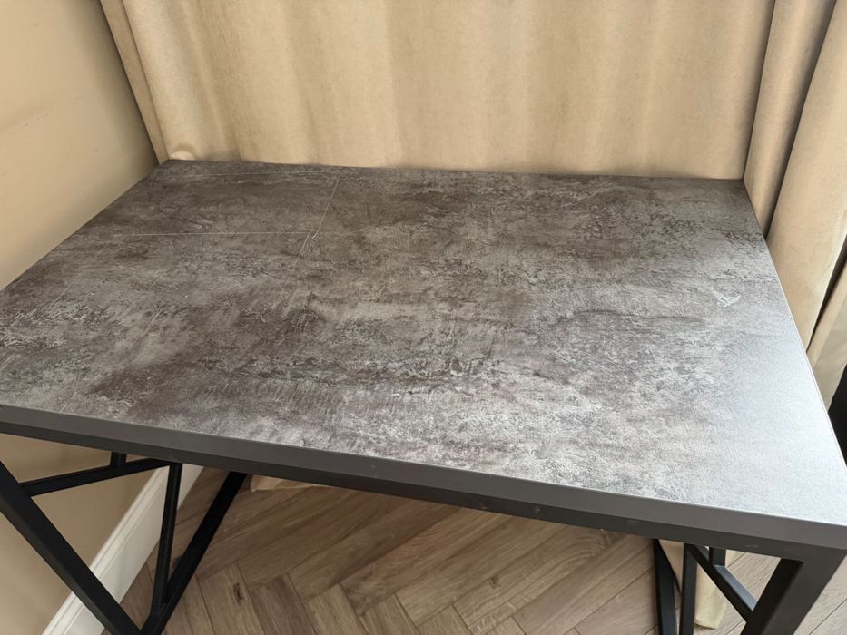 Стол письменный (туалетный)