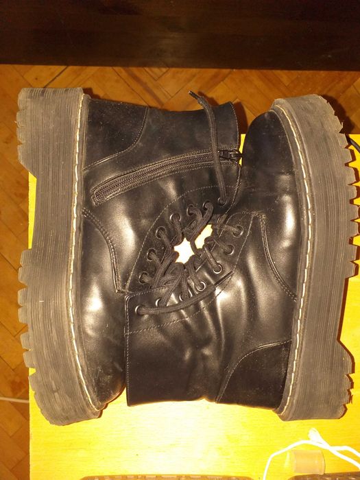 Къси ботуши с връзки