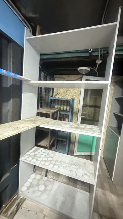 Продам стелаж и ветрины