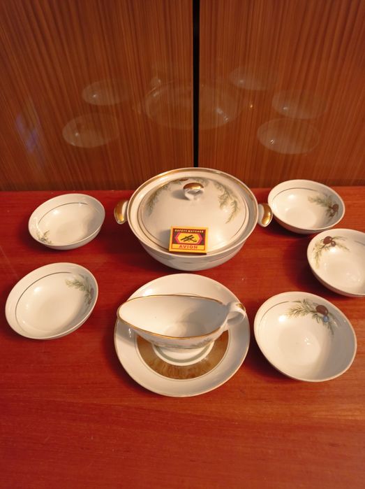 Салатница-супница,сметанница,блюдца.