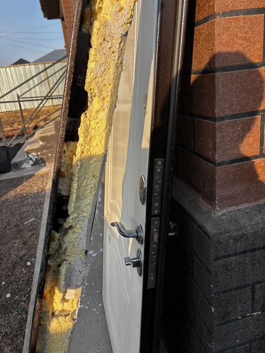 Продам б/у двери для частного дома.