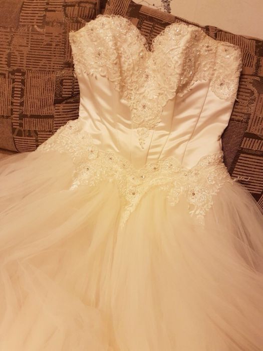 Свадебное платье + подарок перчатки с деадемой!