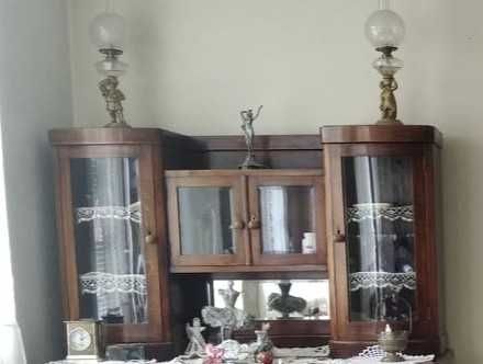 Горна част от старинен бюфет