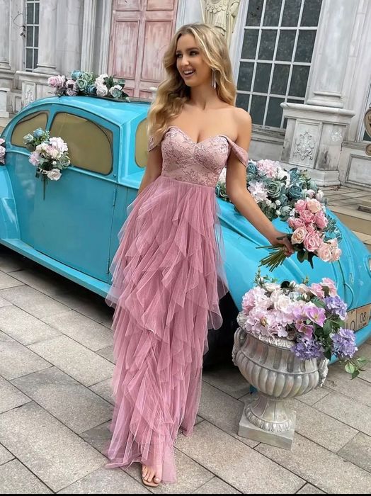 Елегантна рокля в цвят пепел от рози с букли