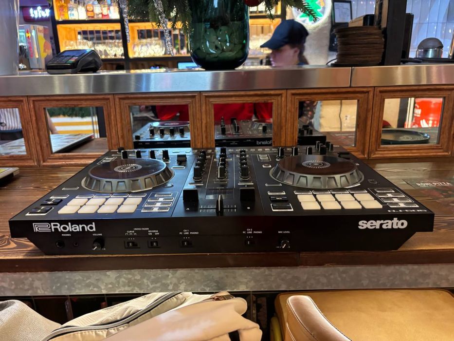 DJ-контроллер Roland DJ-505 (Serato DJ)