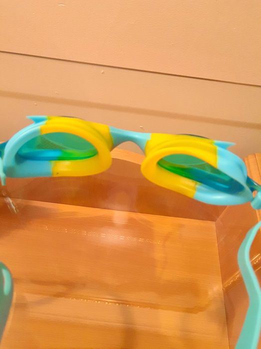 Очки для плавания.