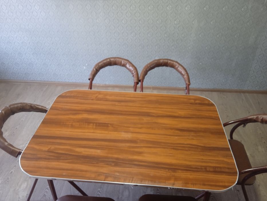 Стол и стулья продаю
