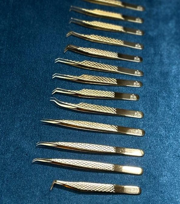 Pensete tehnicienii extensiilor de gene