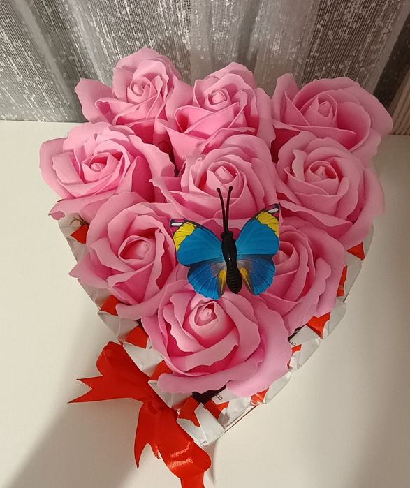 Aranjament din trandafiri de săpun și ciocolată