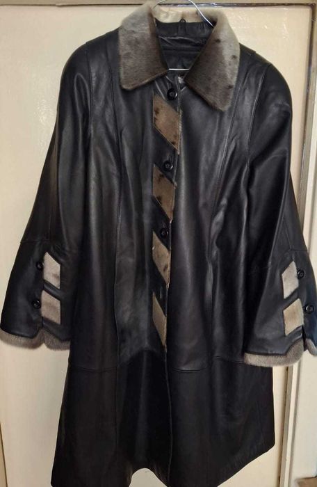 Продается женское коженное пальто, 52 размер.