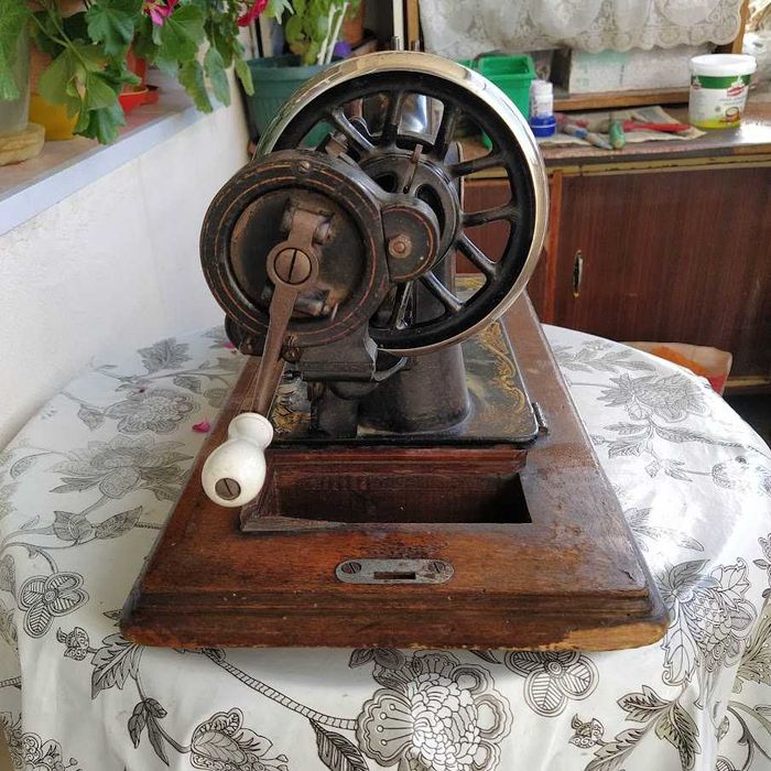 Продавам ретро шевна и пишеща машини, ретро стеги