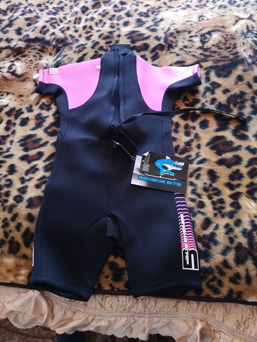 Облекло за сърф чисто ново