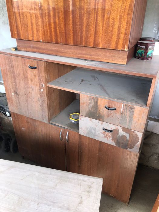 Шкафы и столы.