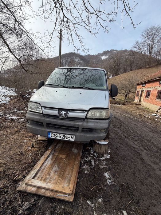 Peugeot Boxer cu prelată și 7 locuri
