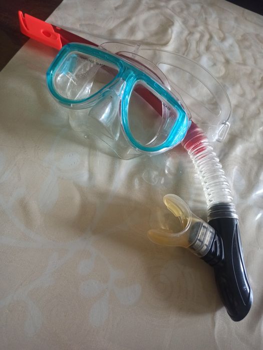 Маска для плавания в комплекте с трубкой