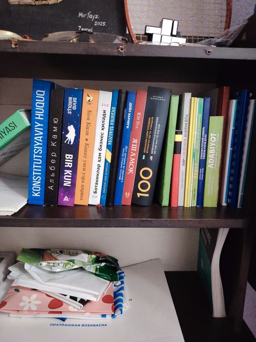 Yangi kitoblar sotiladi