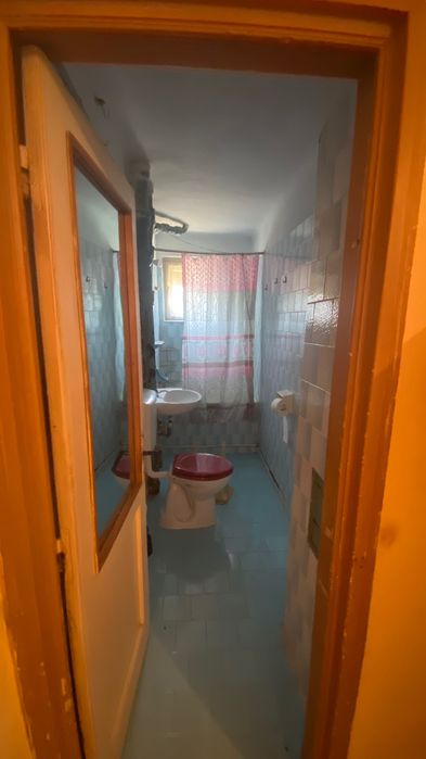Vânzare apartament cu două camere, bloc de cărămidă, parter în bloc de 2 etaje, teren concesionat în față, adaptat pentru investiție sau locuință