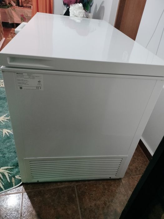 Vând Ladă Frigorifică Hisense, Capacitate 384L, Model FC499D4AW1.