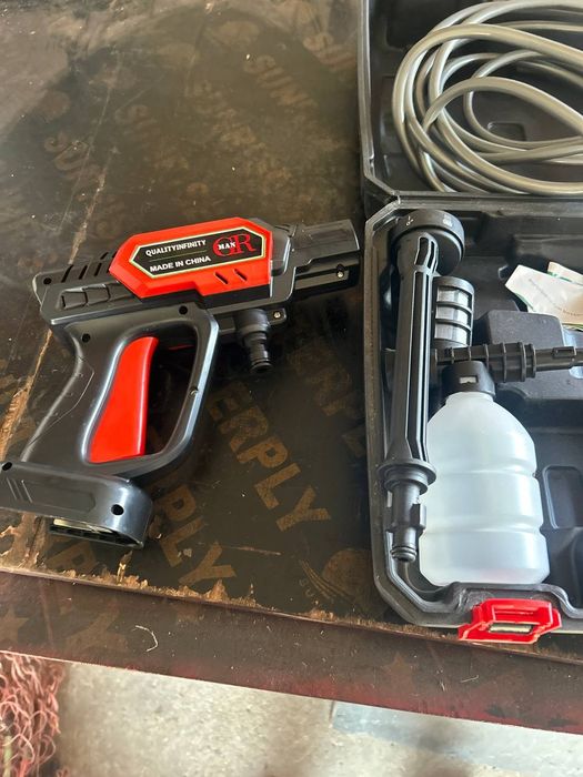 Машина на батерии за миене на коли под налягане нова