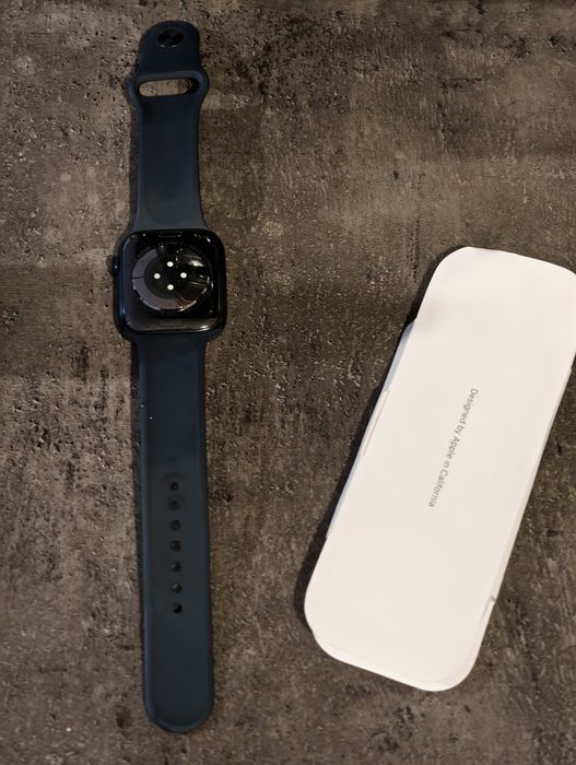 Продавам apple watch 9 45mm