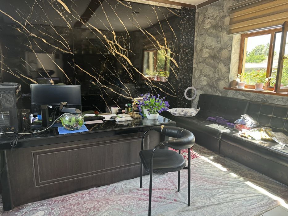 Нурафшон шахар марказида алохида турган бино